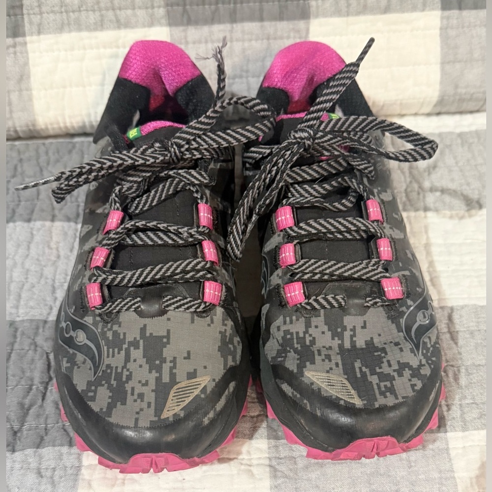 EXCELLENT SHAPE- Women’s Black and Pink Saucony Penegrine 7 Runshield. Size 7.